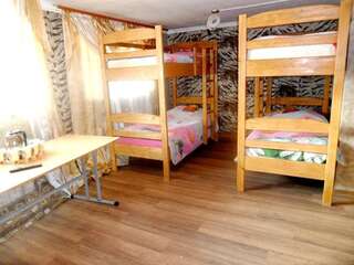 Гостиница Гостевой дом Мадагаскар Улан-Удэ Спальное место на двухъярусной кровати в общем номере для мужчин и женщин-11